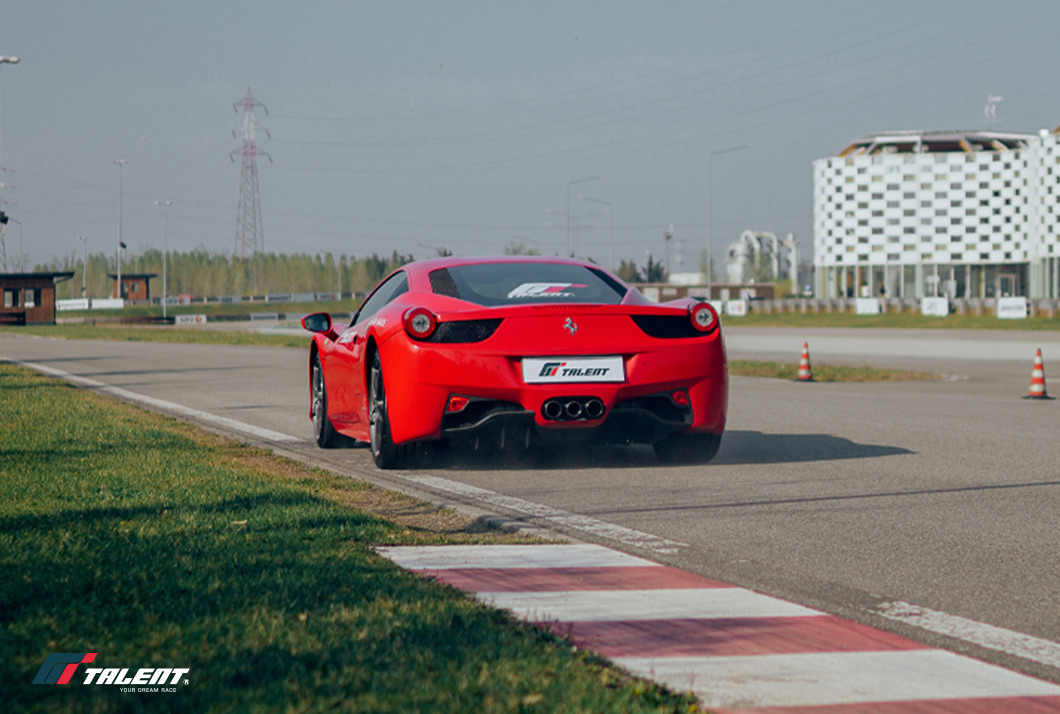 Supercar, i consigli più importanti per la guida in pista